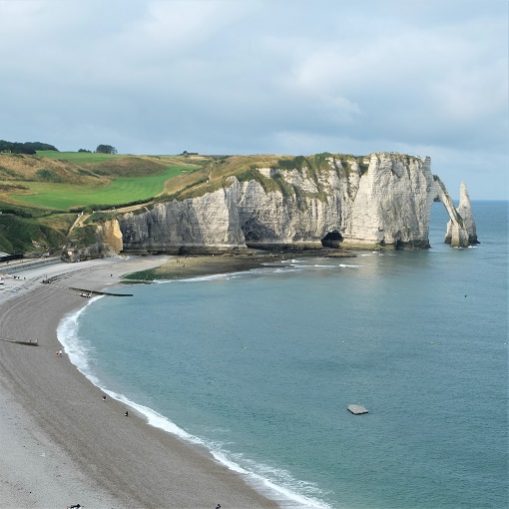 Étretat cosa vedere. Tra falesie e giardini sul mare